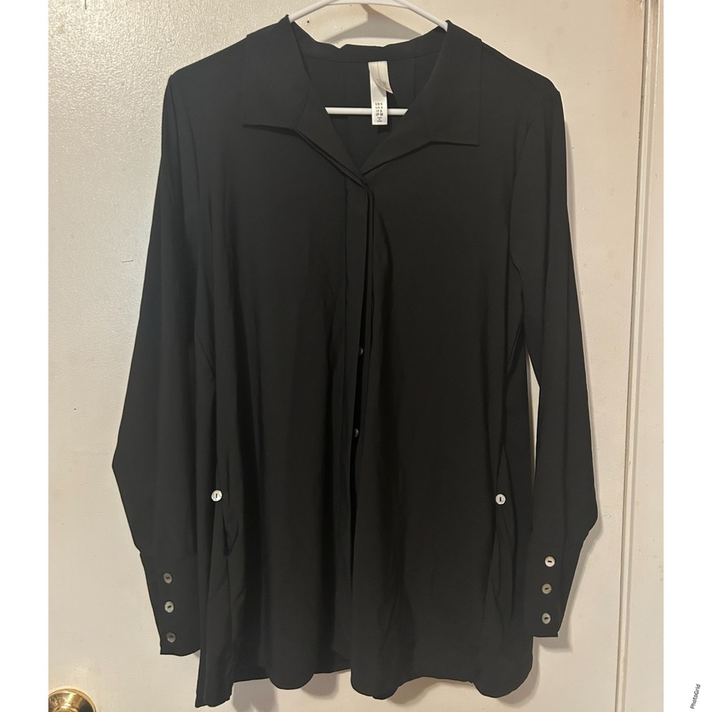 NWOT MarlaWynne Black Relaxed Buttoned Blouse